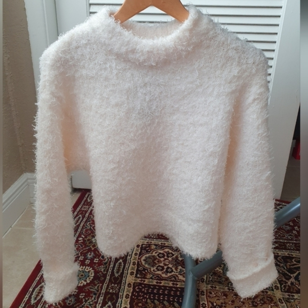 NWT H&M Off White Fluffy Cropped Sweater XS - Picture 2 of 8